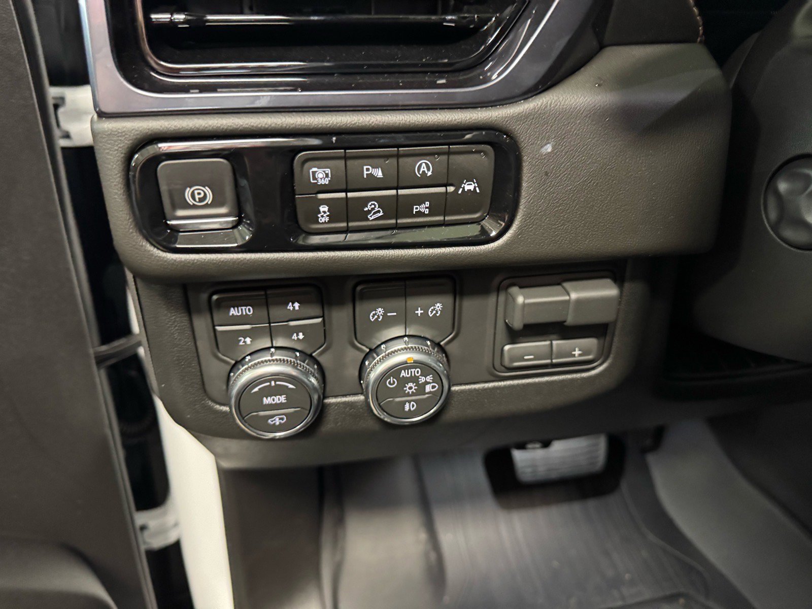 New 2026 GMC Yukon XL AT4 w/ AT4 Premium Plus Package AWD/4WD image 19