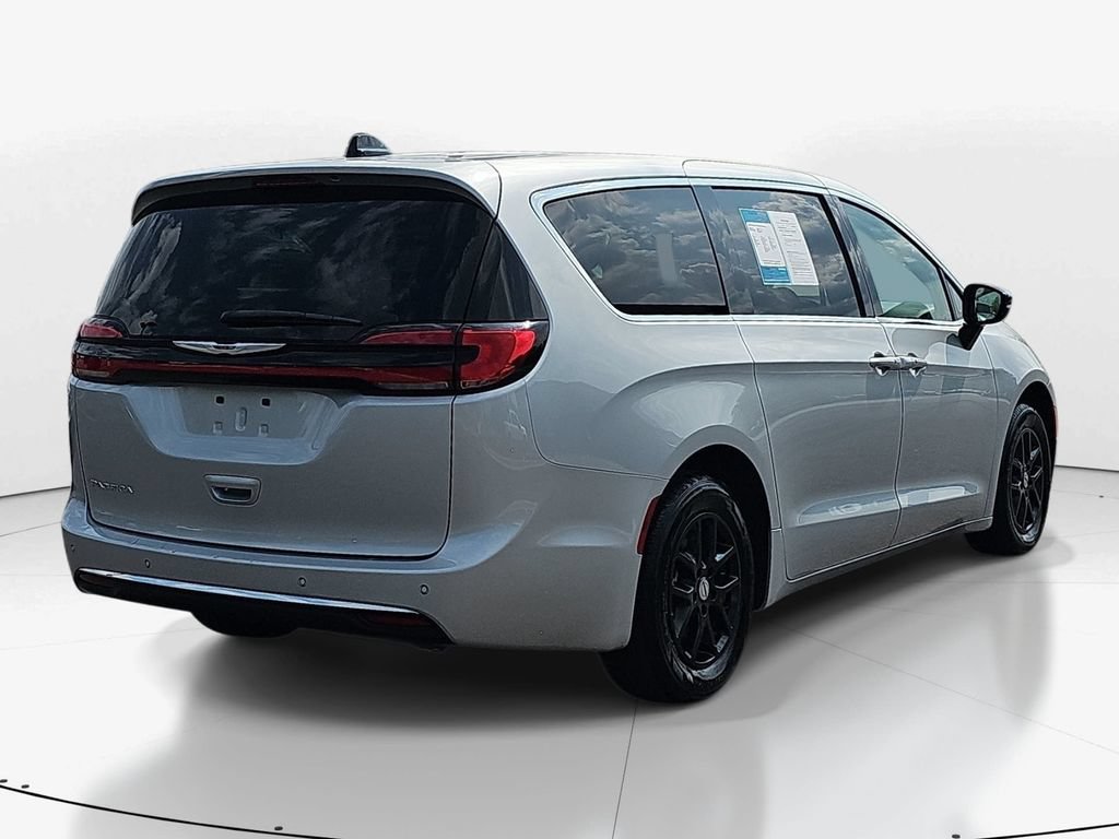 Used 2024 Chrysler Pacifica Touring-L FWD image 6