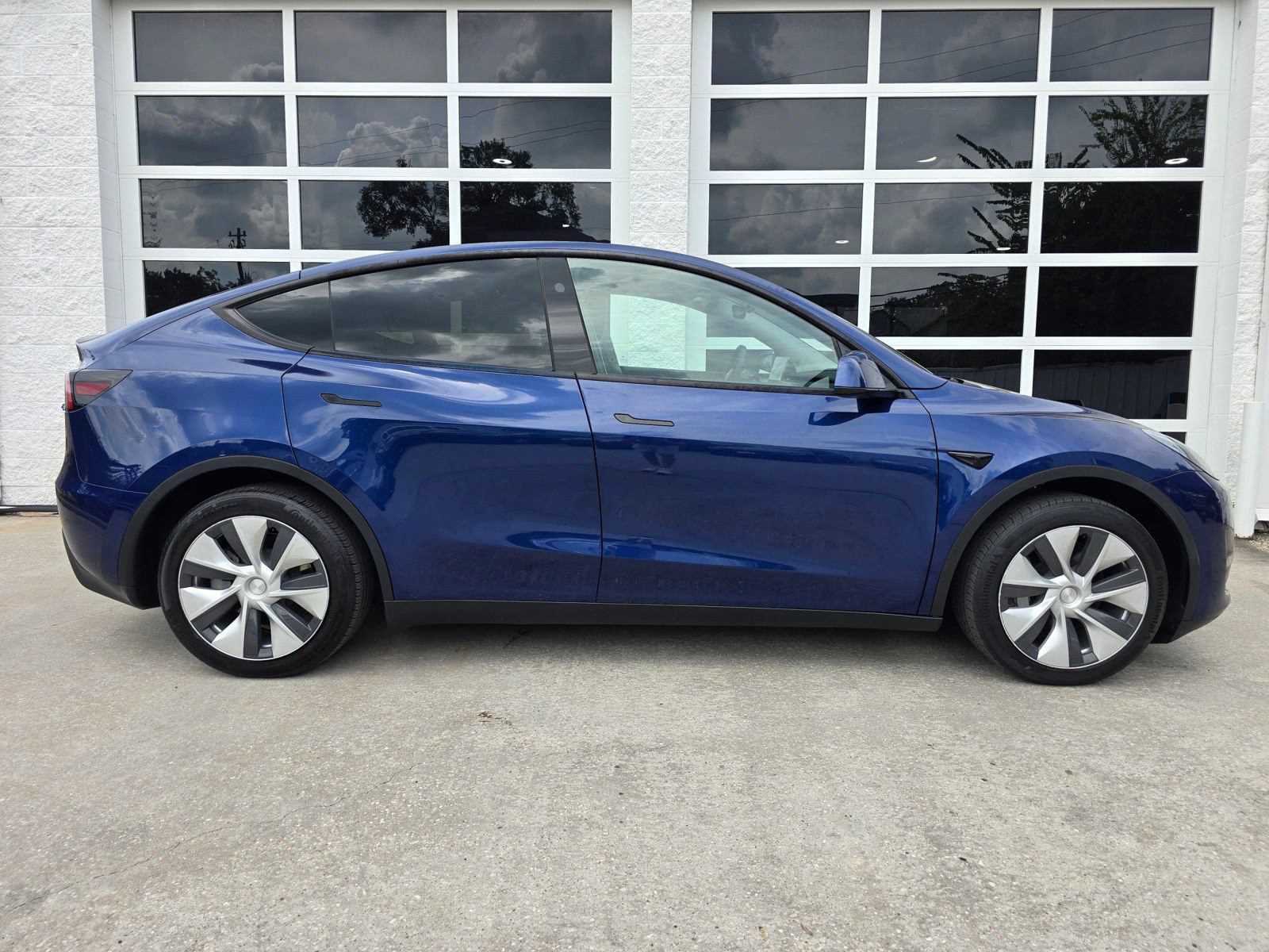 Used 2023 Tesla Model Y Long Range AWD/4WD image 3