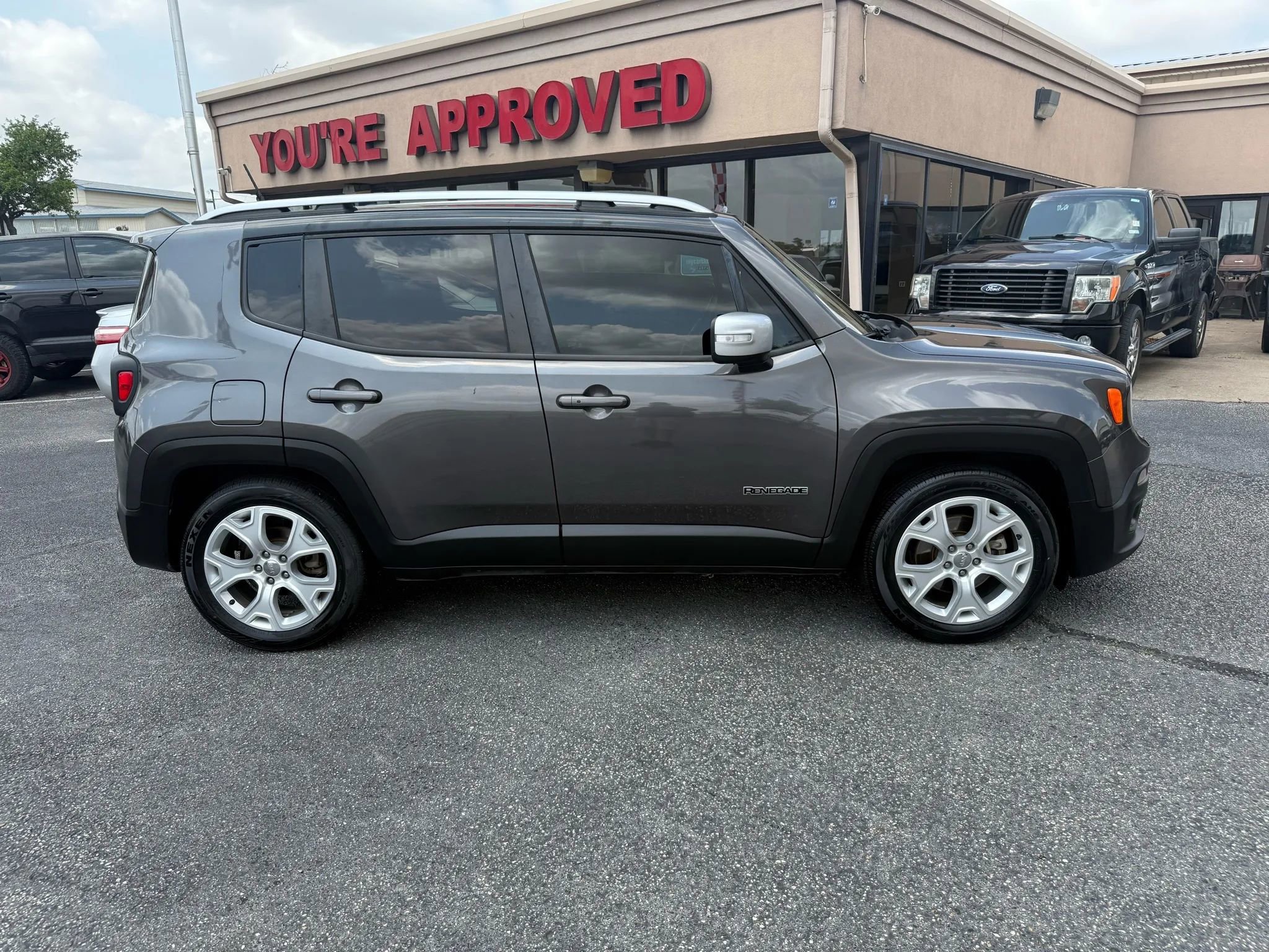 Used 2017 Jeep Renegade Limited image 4