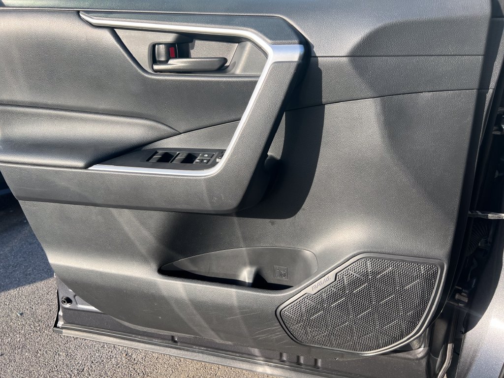 Used 2019 Toyota RAV4 LE AWD/4WD image 17