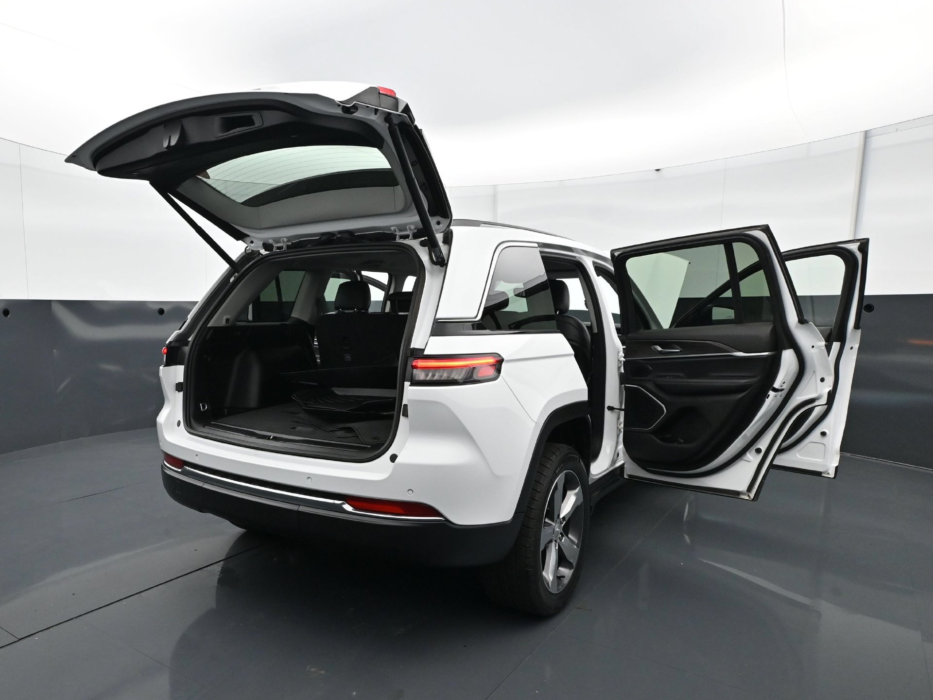 Used 2022 Jeep Grand Cherokee Limited AWD/4WD image 35