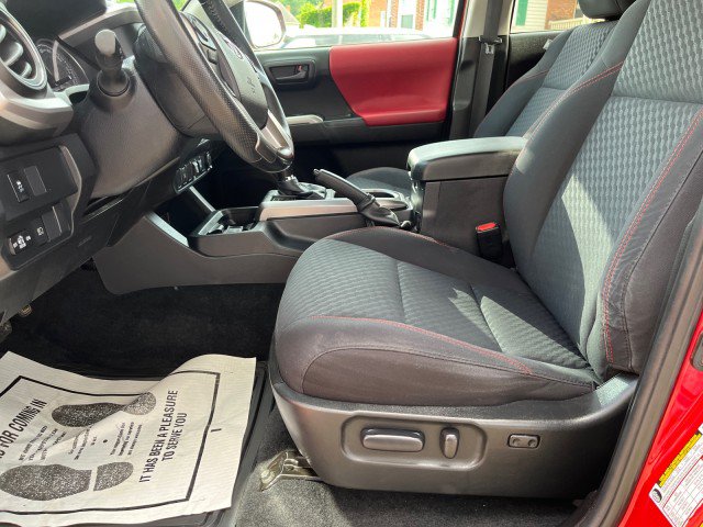 Used 2021 Toyota Tacoma SR5 AWD/4WD image 25