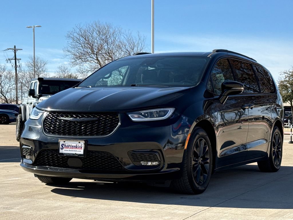 Used 2021 Chrysler Pacifica Touring w/ Uconnect Theater Family Group image 3