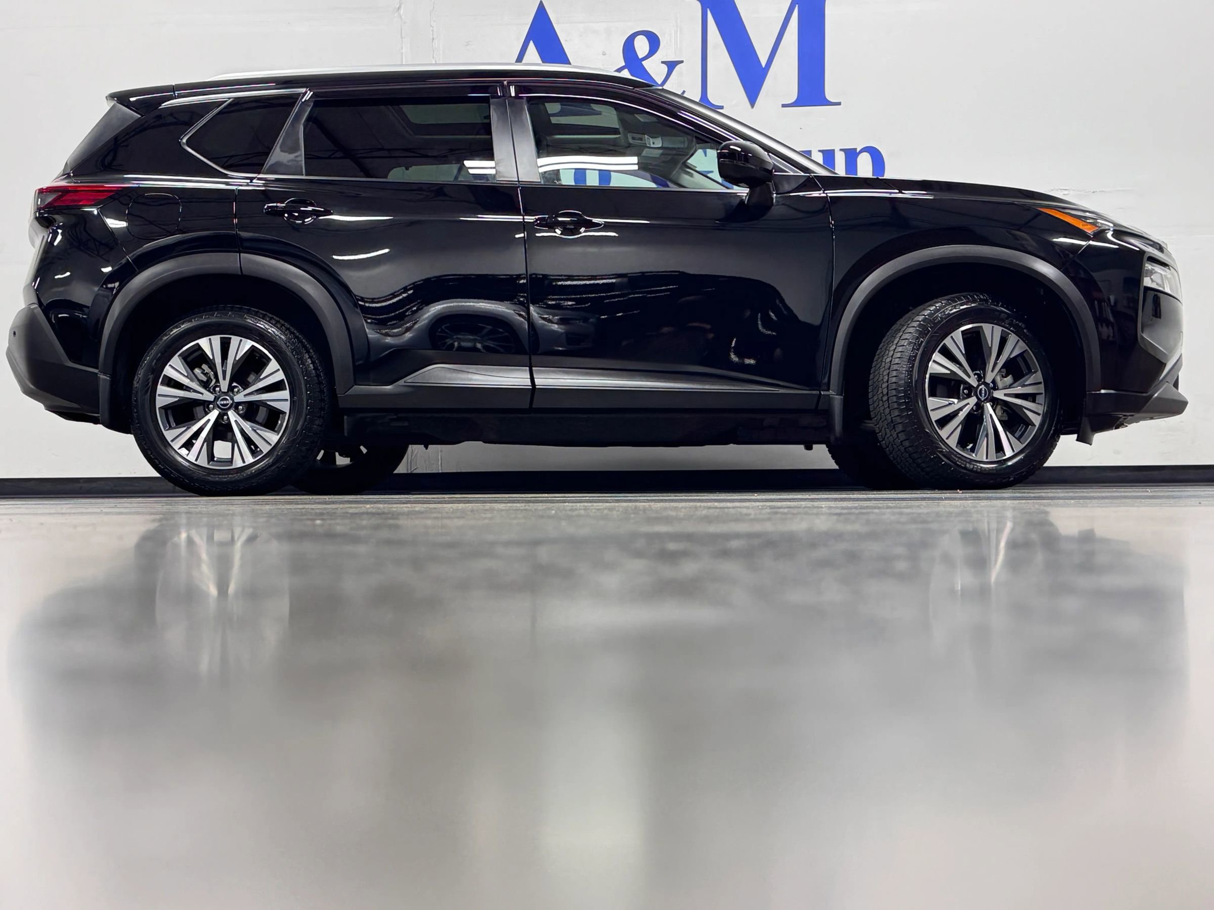 Used 2022 Nissan Rogue SV w/ SV Premium Package image 4