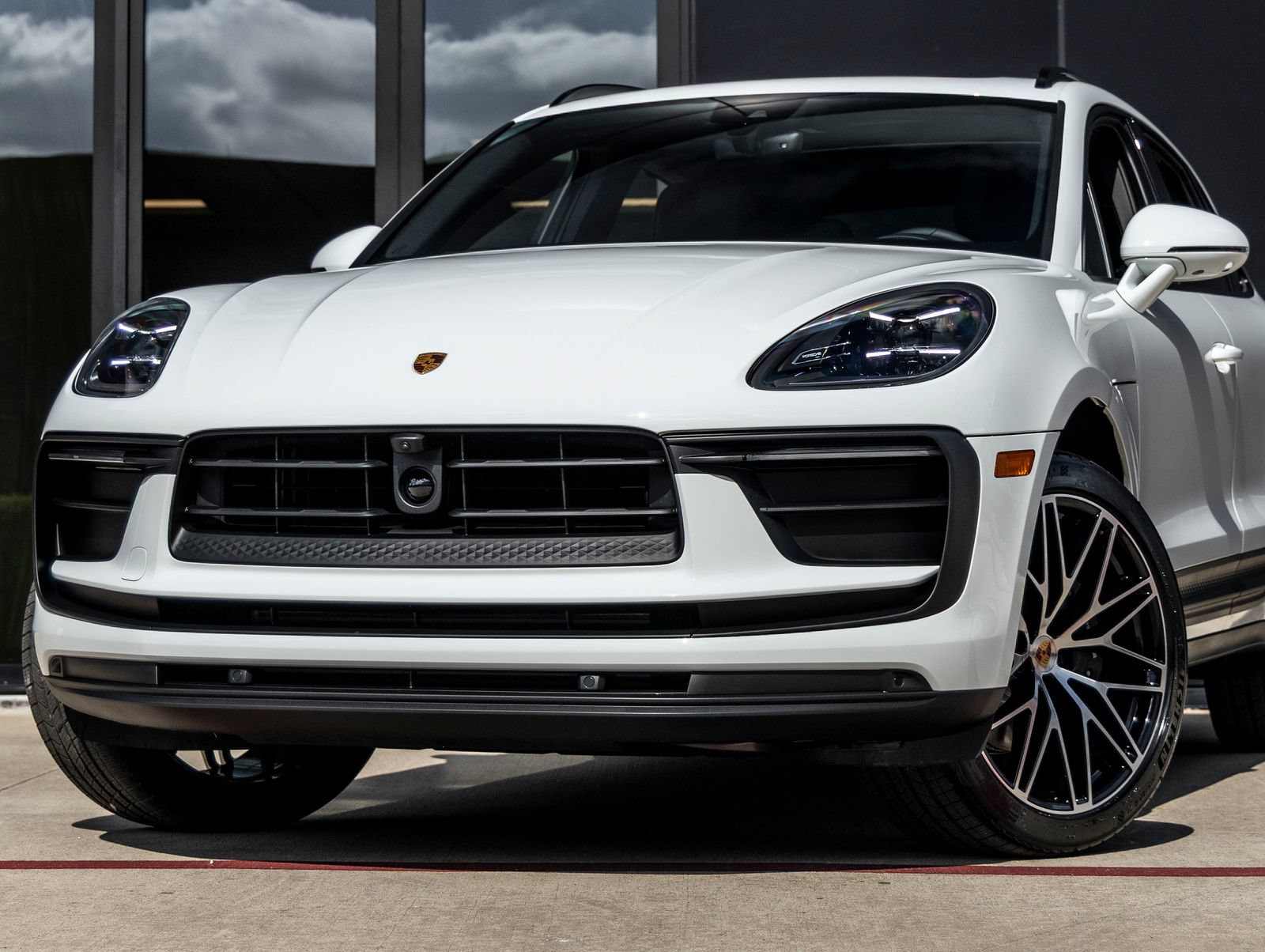 Certified 2026 Porsche Macan AWD/4WD image 7