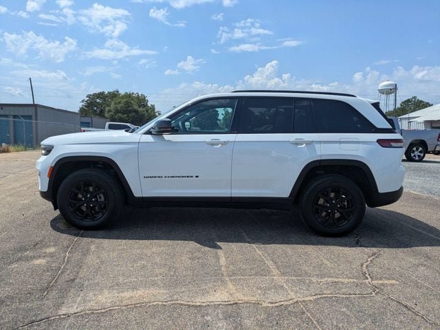 Used 2025 Jeep Grand Cherokee Altitude AWD/4WD image 7