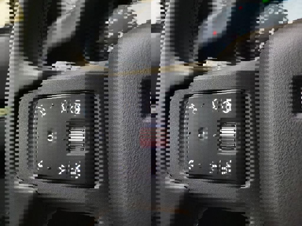 New 2026 Land Rover Defender 130 X-Dynamic SE image 15