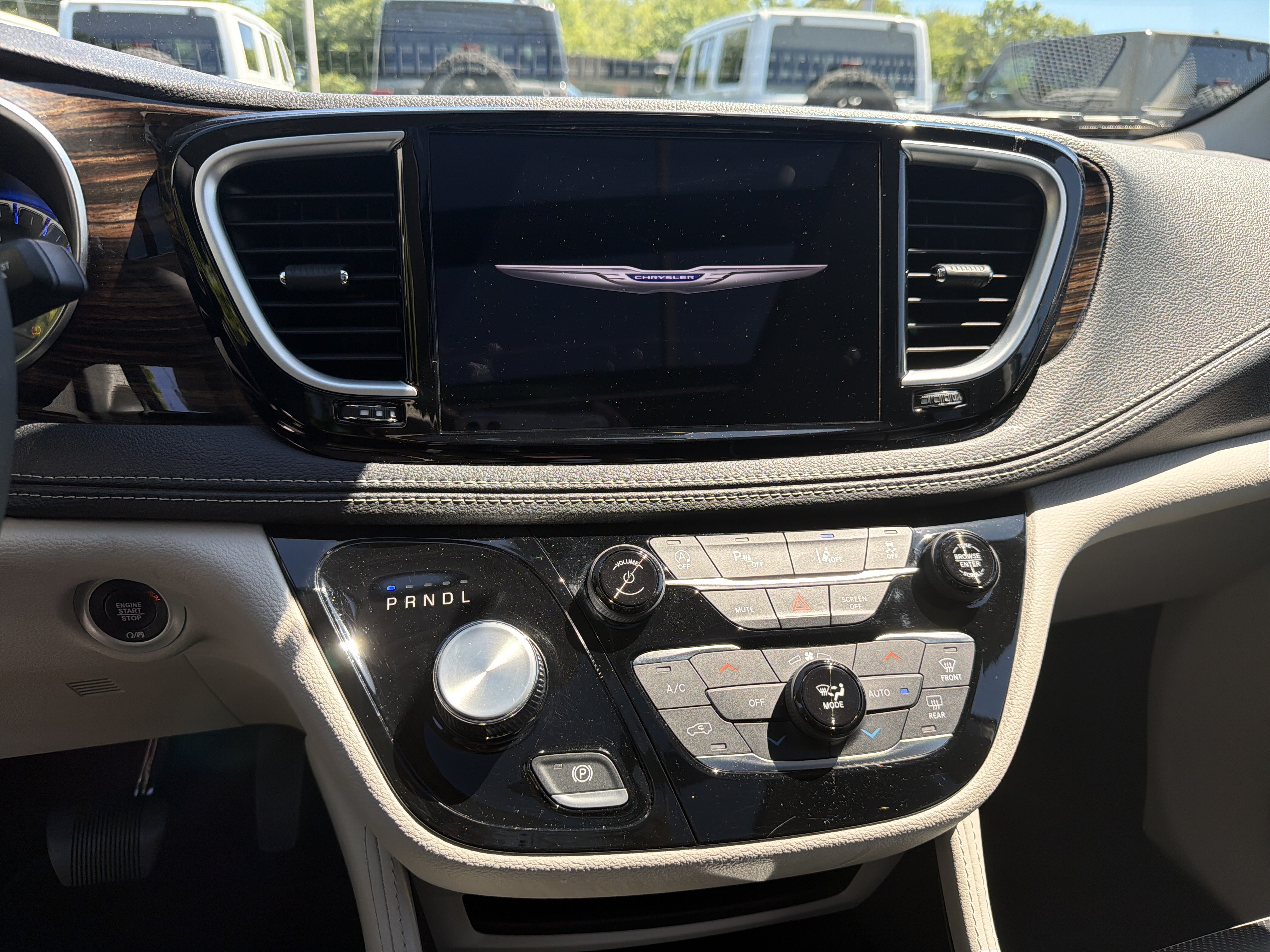Used 2023 Chrysler Pacifica Limited FWD image 19