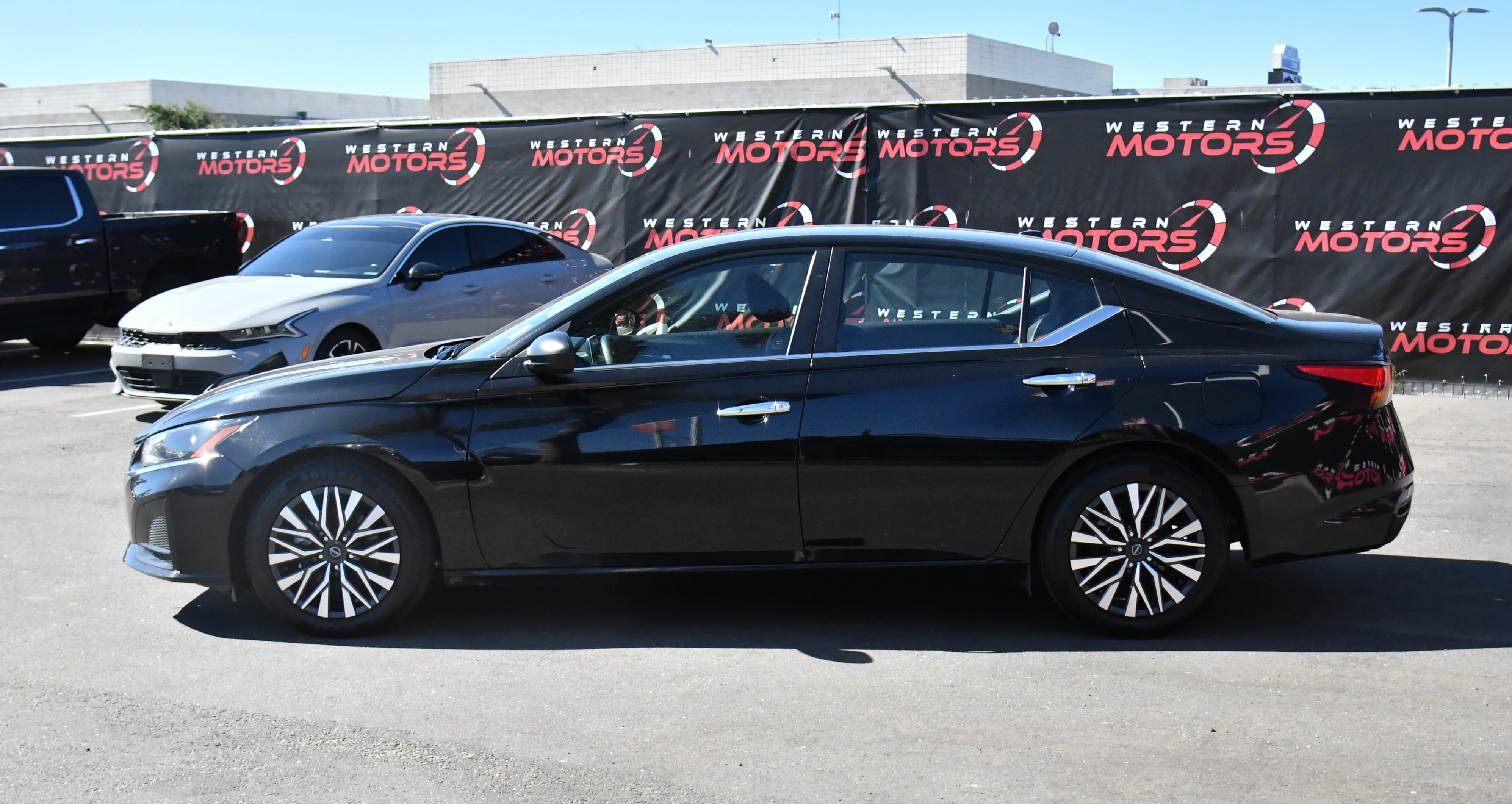 Used 2024 Nissan Altima 2.5 SV FWD image 4