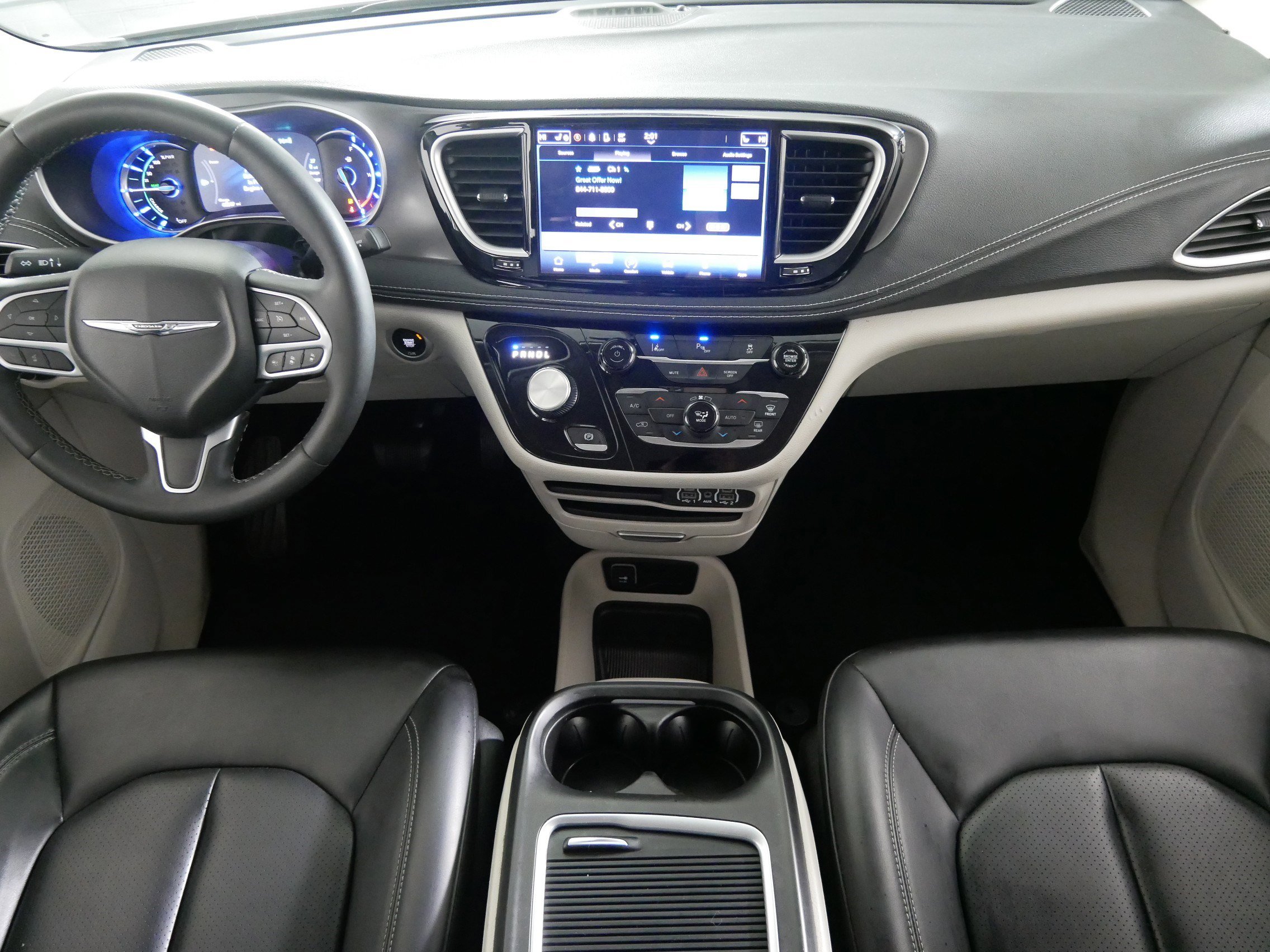 Used 2023 Chrysler Pacifica Touring-L image 10