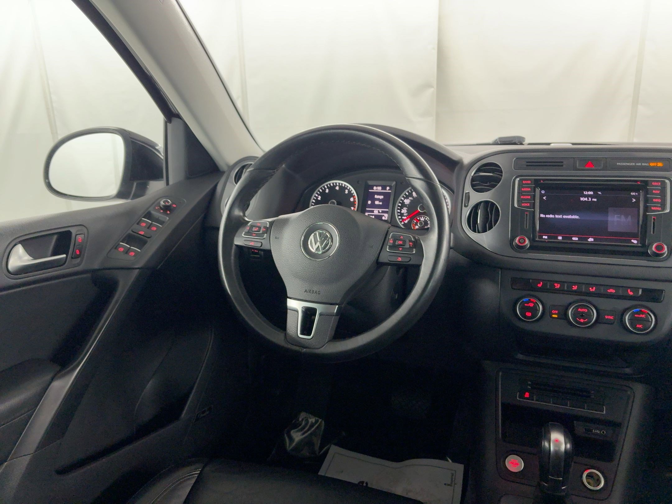 Used 2017 Volkswagen Tiguan SEL image 28