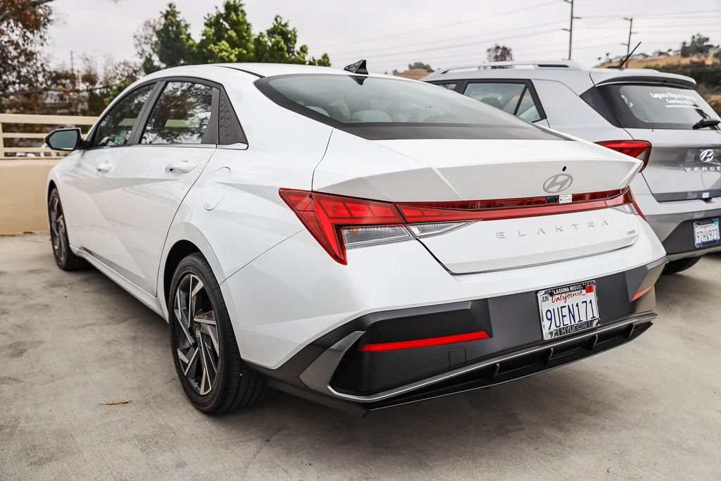 Certified 2025 Hyundai Elantra Limited FWD image 5
