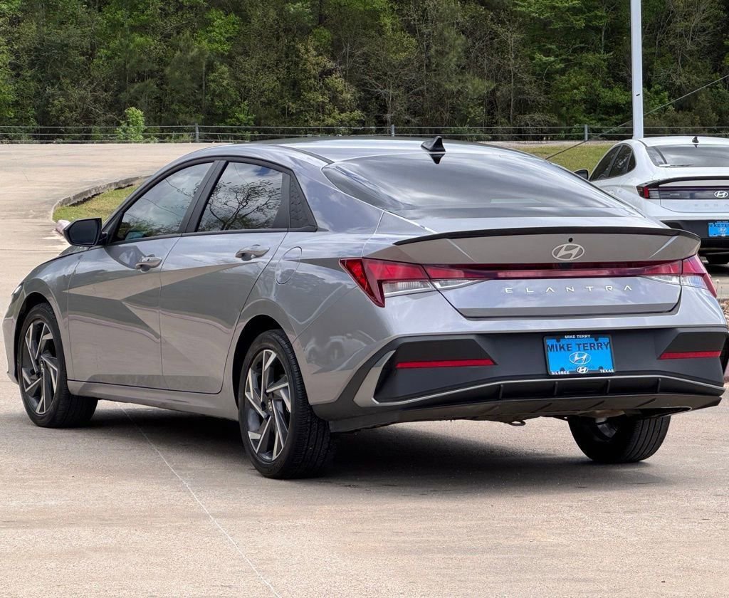 Used 2025 Hyundai Elantra Sport image 11