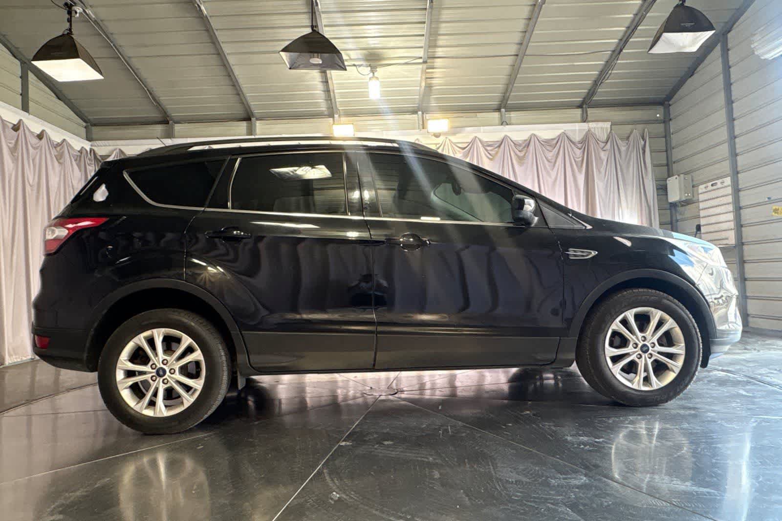 Used 2018 Ford Escape SE w/ Ford Safe & Smart Package FWD image 9