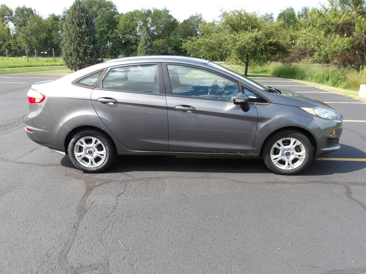 Used 2014 Ford Fiesta SE FWD image 2