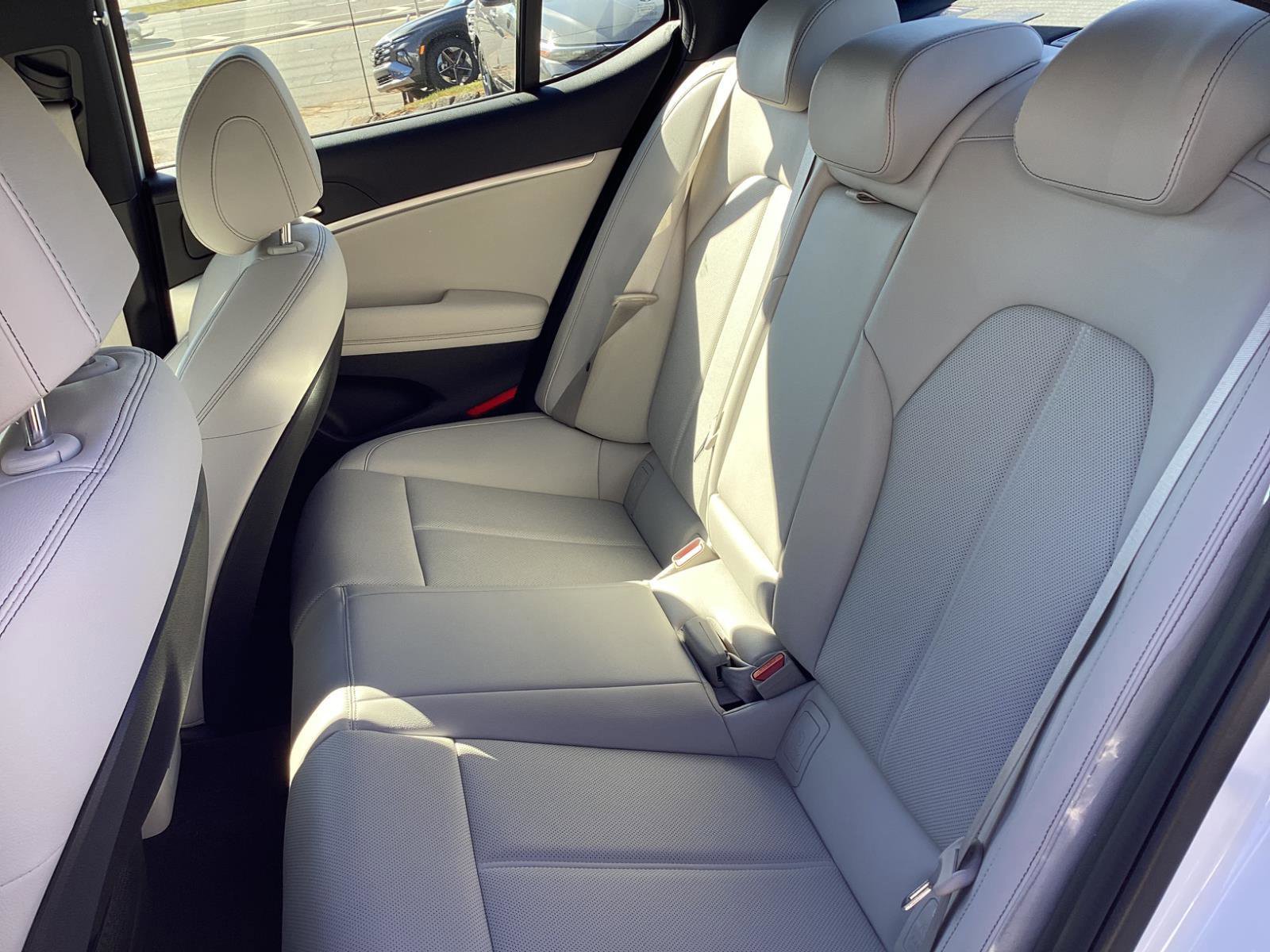 Used 2025 Genesis G70 2.5T image 13