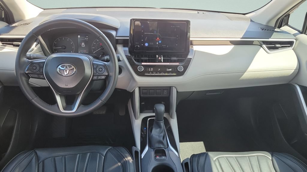 Used 2025 Toyota Corolla Cross LE FWD image 11