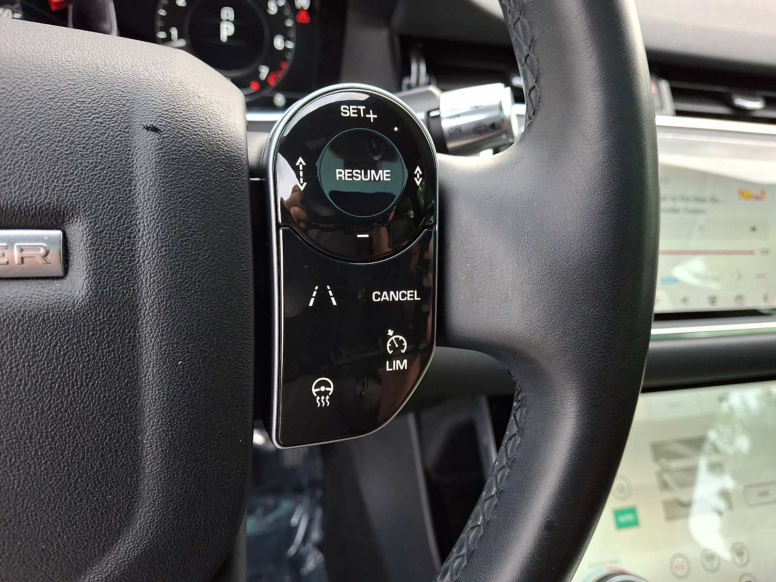 Used 2020 Land Rover Range Rover Evoque SE AWD/4WD image 23