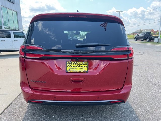 New 2026 Chrysler Pacifica Select image 9