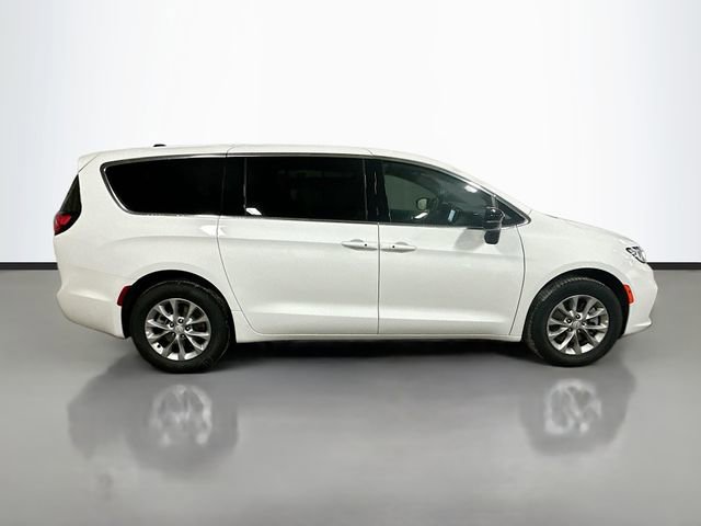 New 2026 Chrysler Pacifica Select image 5