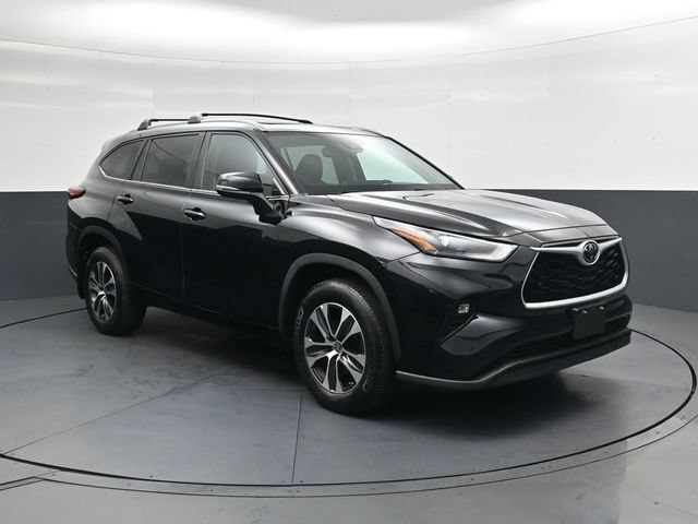 Used 2023 Toyota Highlander XLE AWD/4WD image 2