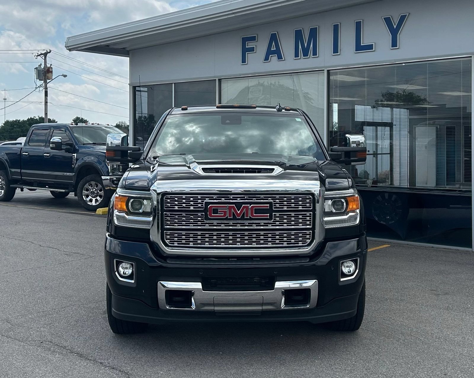Used 2018 GMC Sierra 2500 Denali w/ Snow Plow Prep Package AWD/4WD image 2