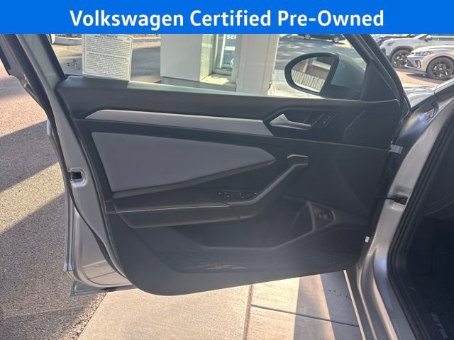 Certified 2025 Volkswagen Jetta SE w/ Sunroof Package image 14