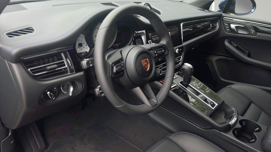 New 2026 Porsche Macan AWD/4WD image 4