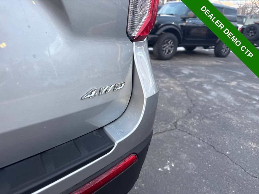 Used 2023 Ford Explorer XLT AWD/4WD image 9