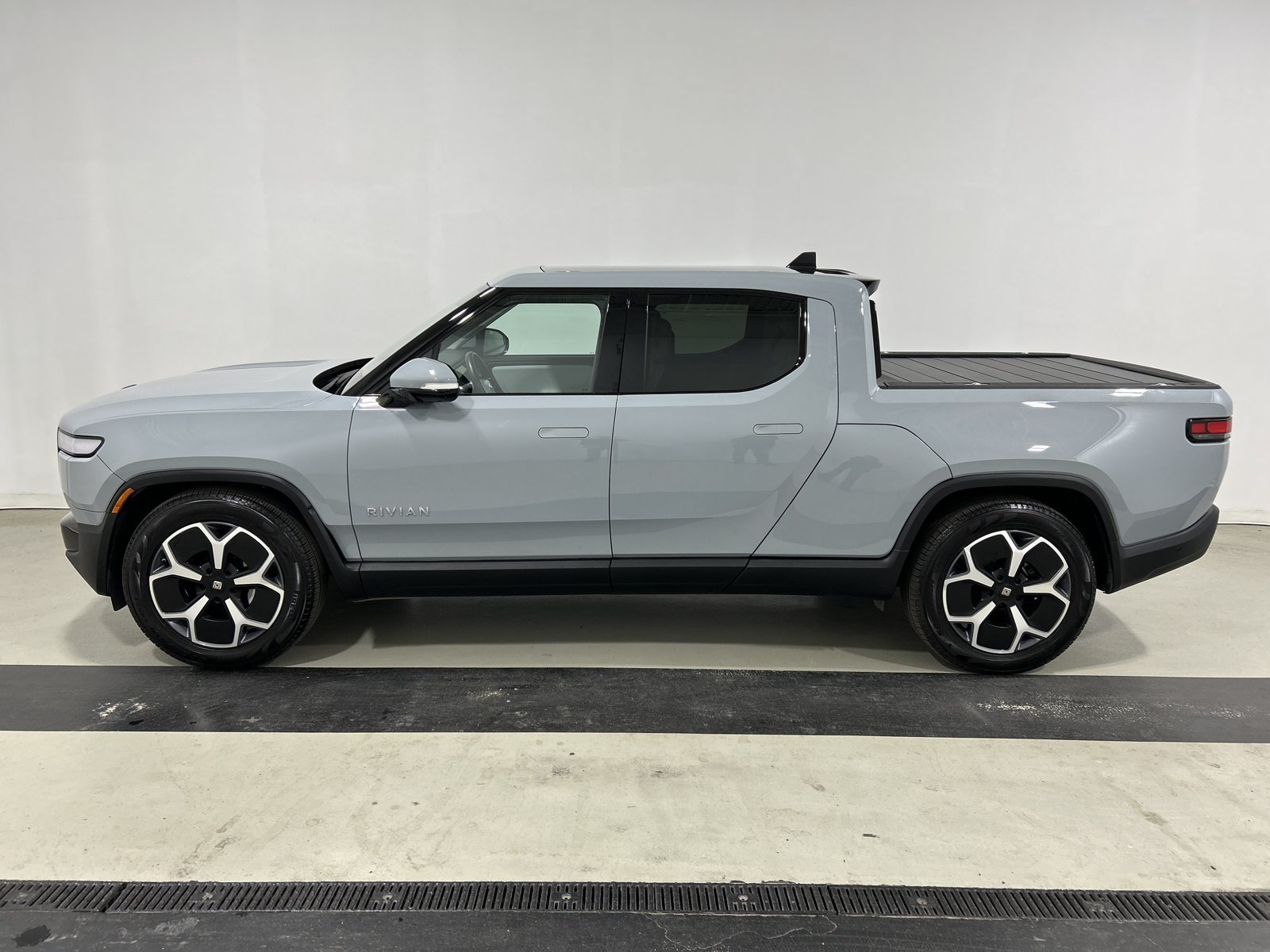 Used 2024 Rivian R1T Adventure Dual AWD/4WD image 2