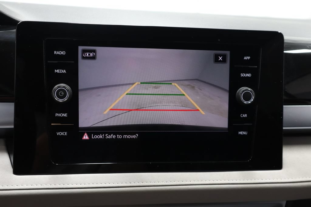 Used 2025 Volkswagen Taos SE FWD image 2