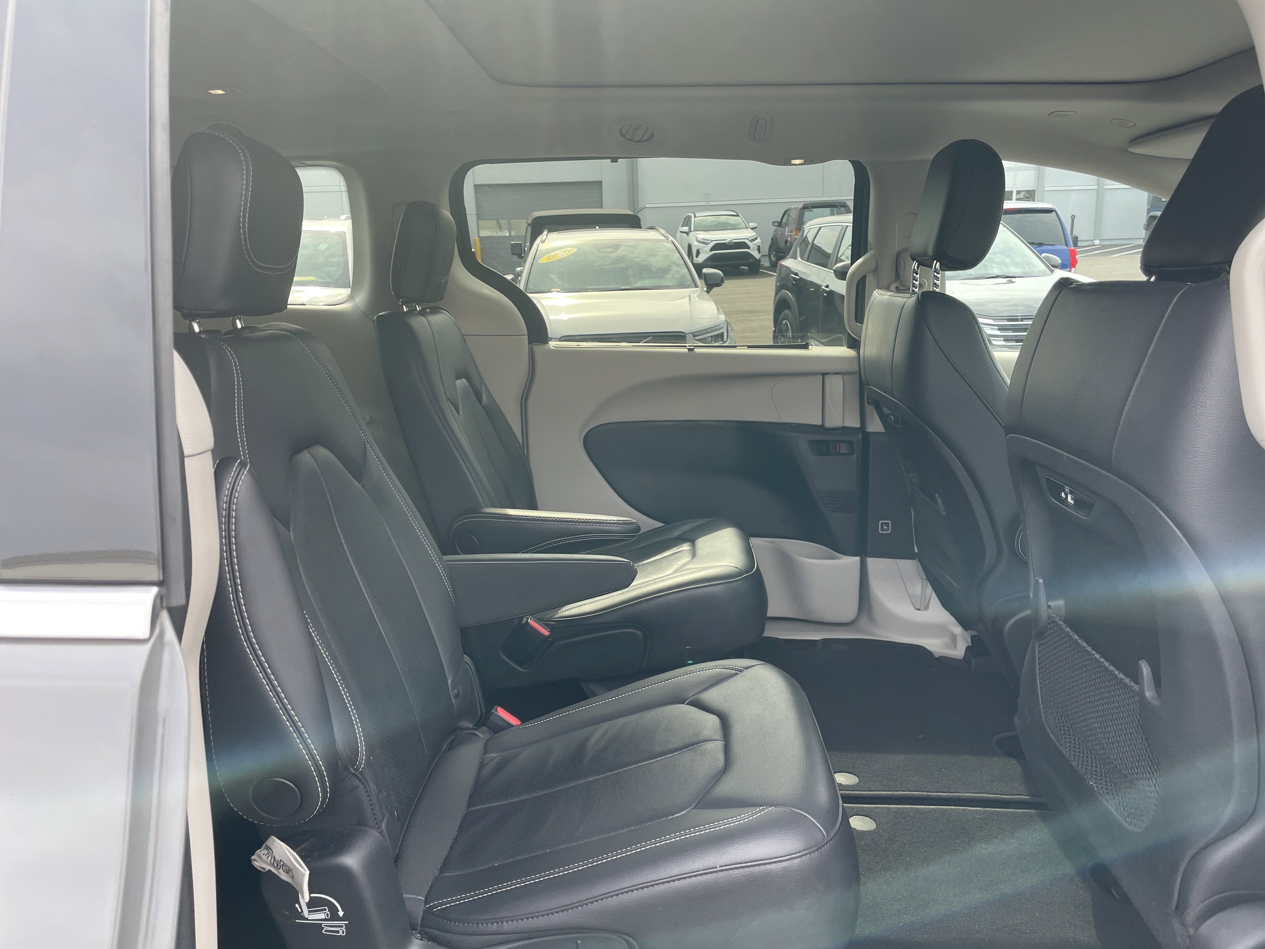 Used 2022 Chrysler Pacifica Touring-L image 16