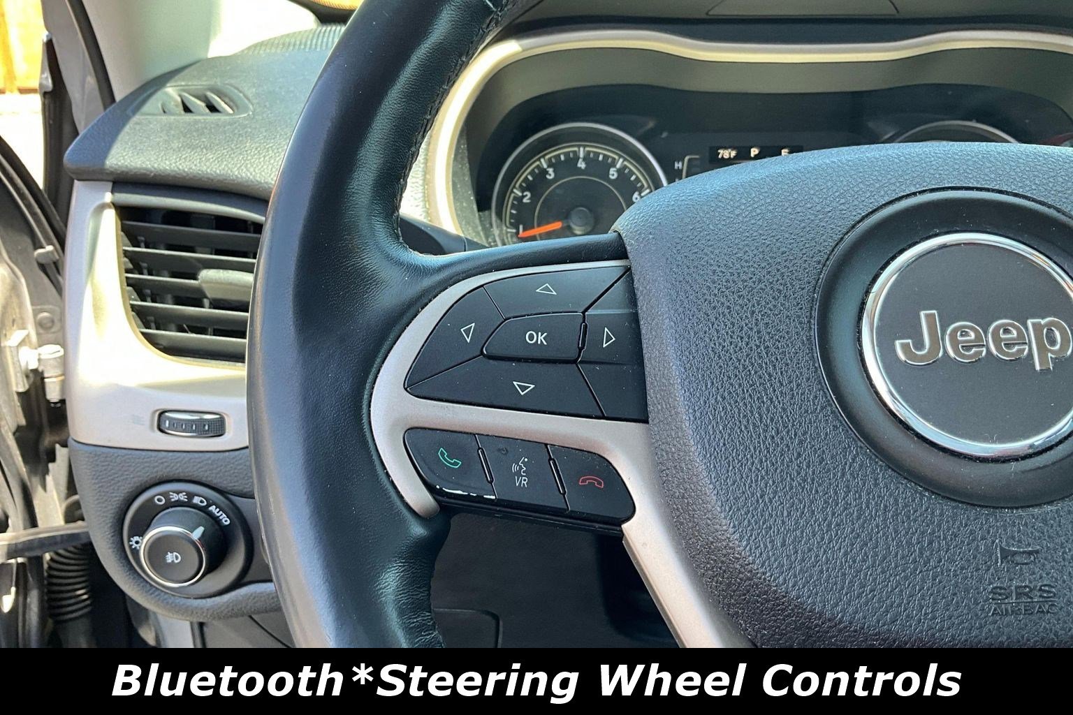 Used 2015 Jeep Cherokee Latitude w/ Cold Weather Group AWD/4WD image 10