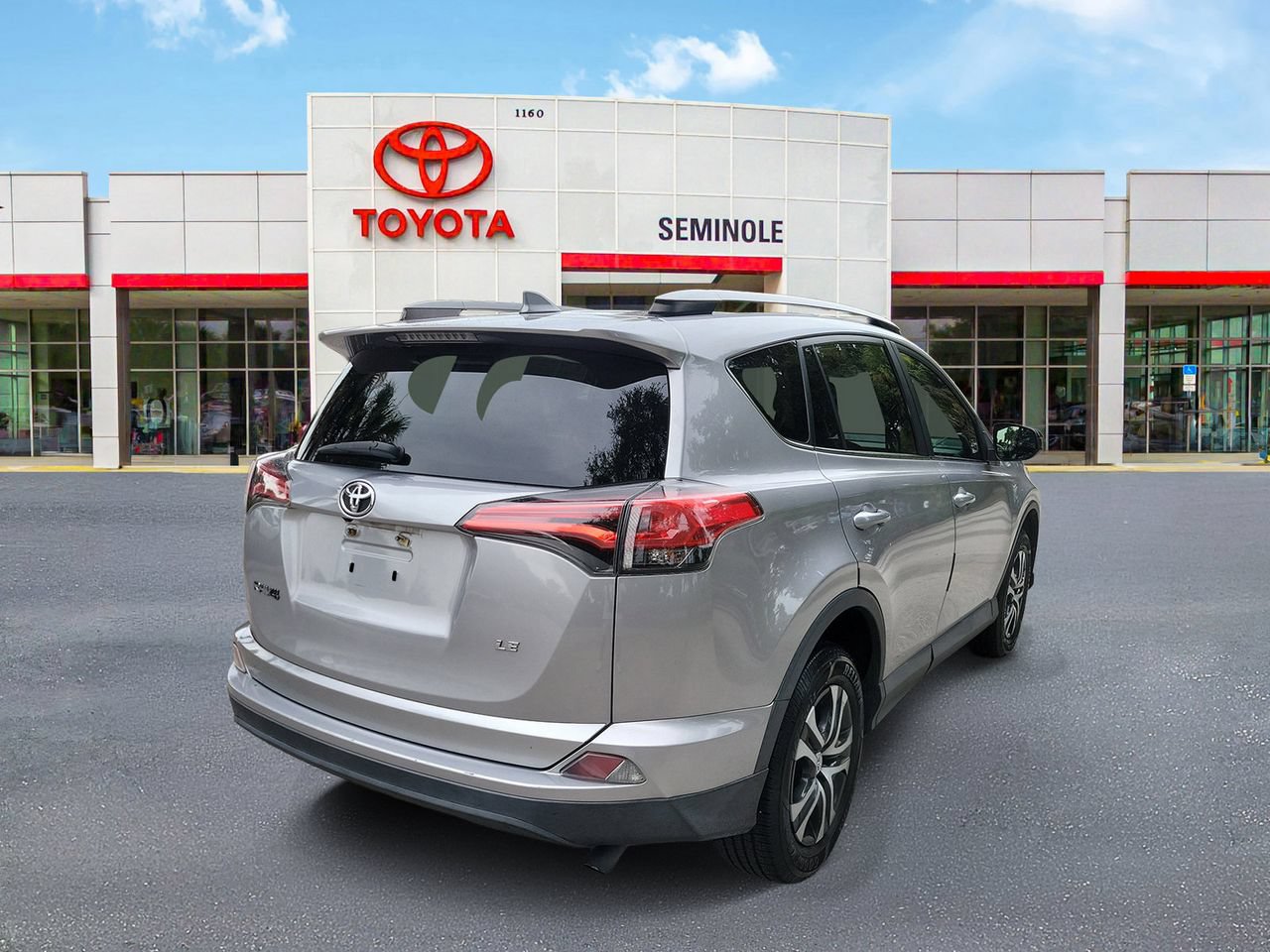 Used 2017 Toyota RAV4 LE FWD image 3