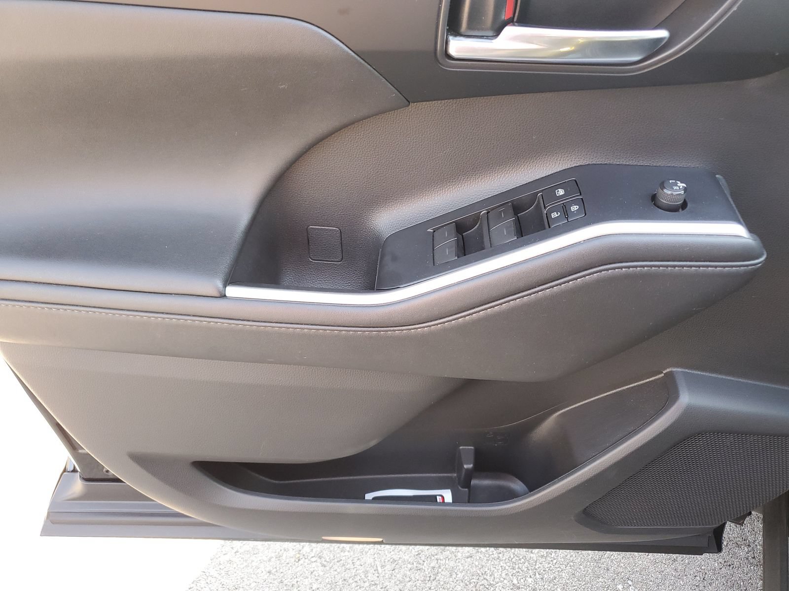 Used 2020 Toyota Highlander XLE AWD/4WD image 22