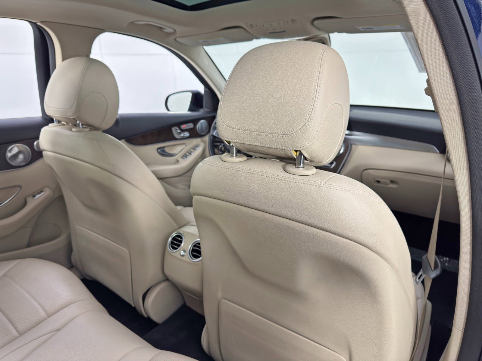 Used 2019 Mercedes-Benz GLC 350e 4MATIC w/ Premium Package image 36