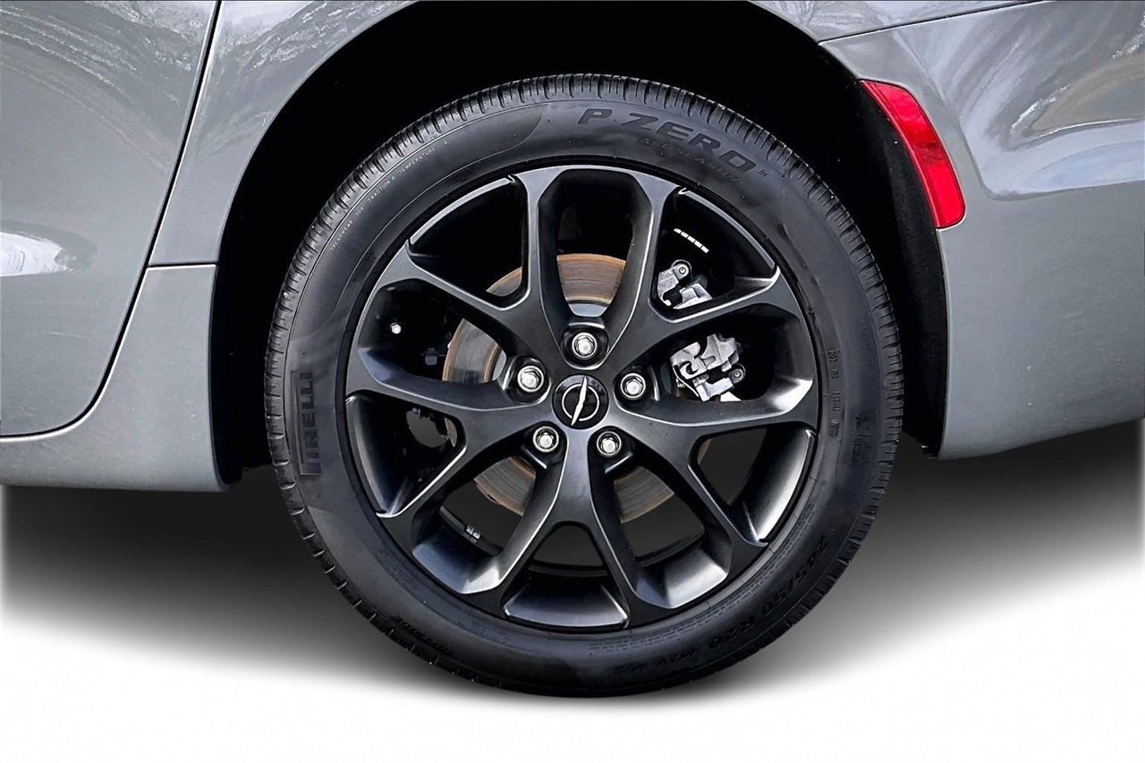 Used 2023 Chrysler Pacifica Limited w/ S Appearance Package image 35