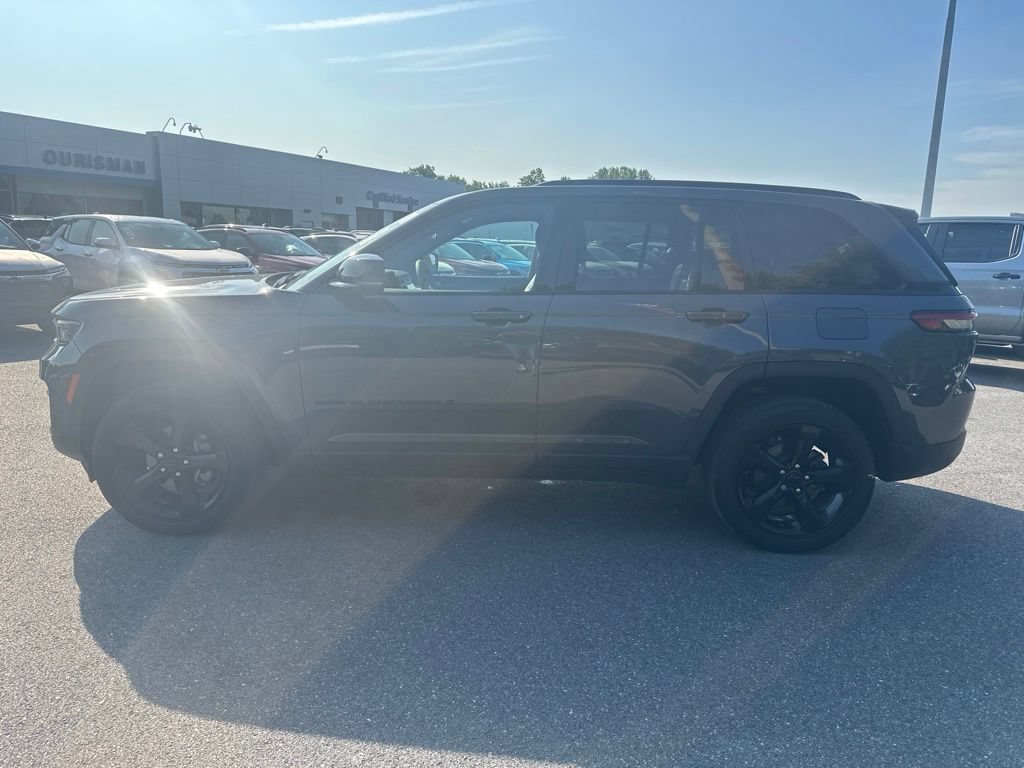 Used 2023 Jeep Grand Cherokee Altitude AWD/4WD image 8