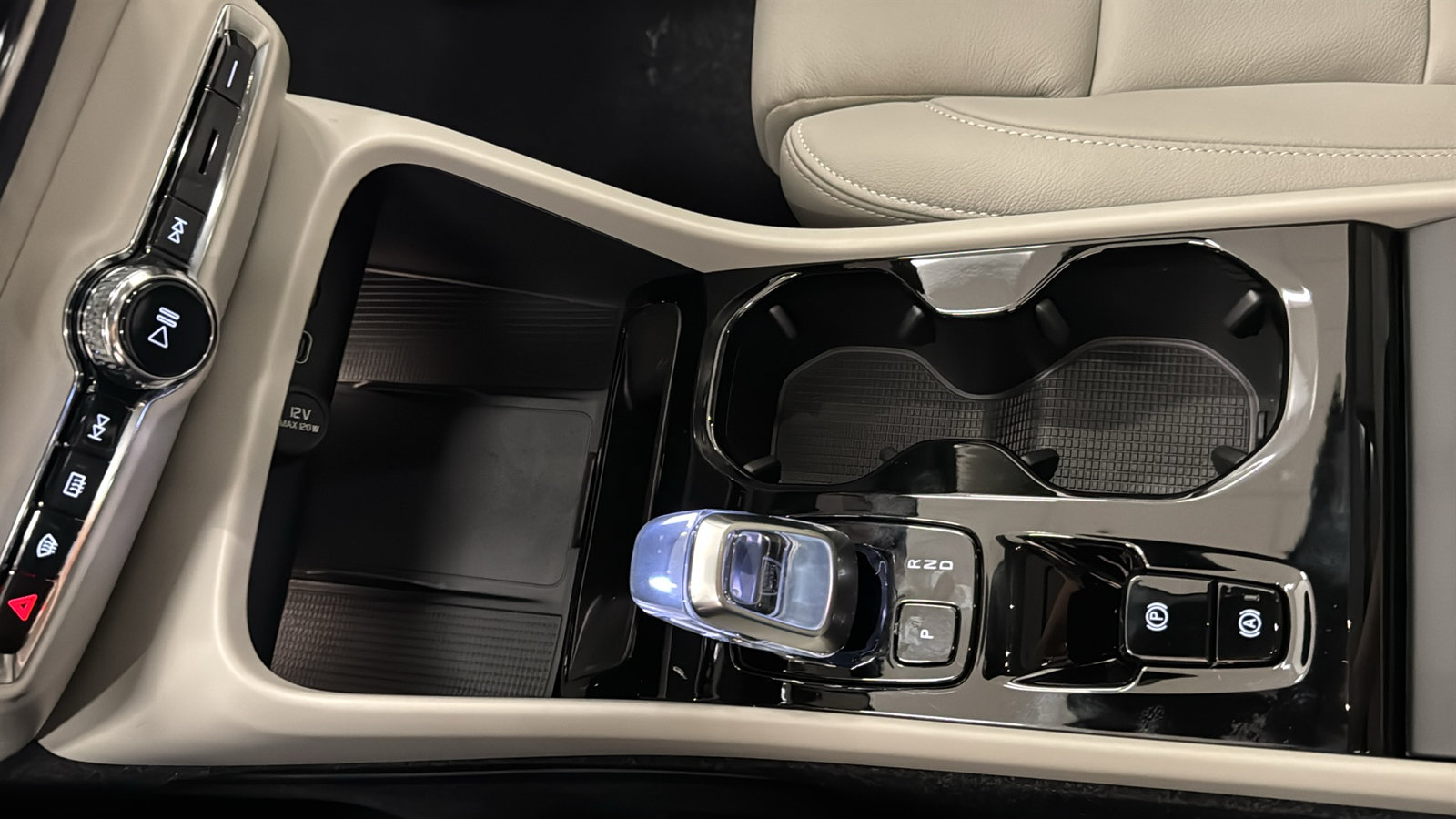 New 2026 Volvo XC40 B5 Ultra w/ Climate Package AWD/4WD image 19