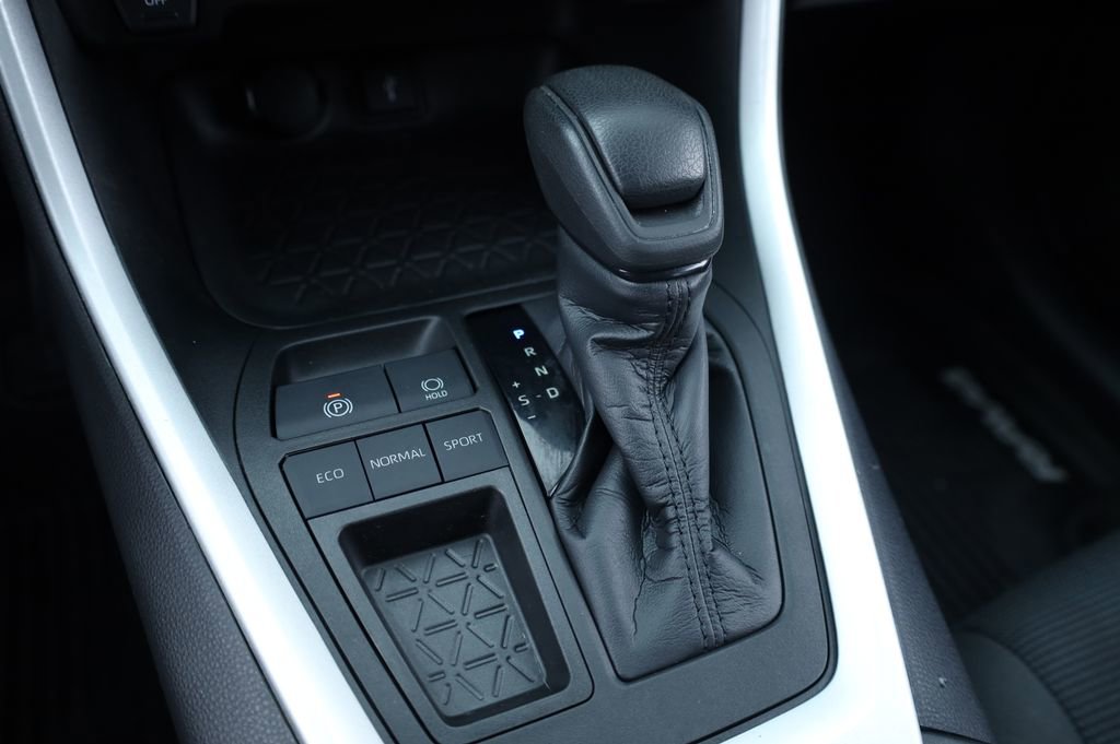 Used 2021 Toyota RAV4 LE image 9