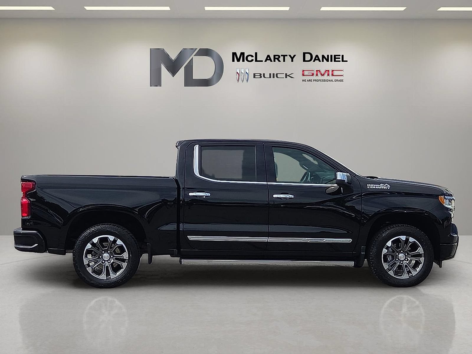 Used 2025 Chevrolet Silverado 1500 High Country w/ Technology Package AWD/4WD image 15