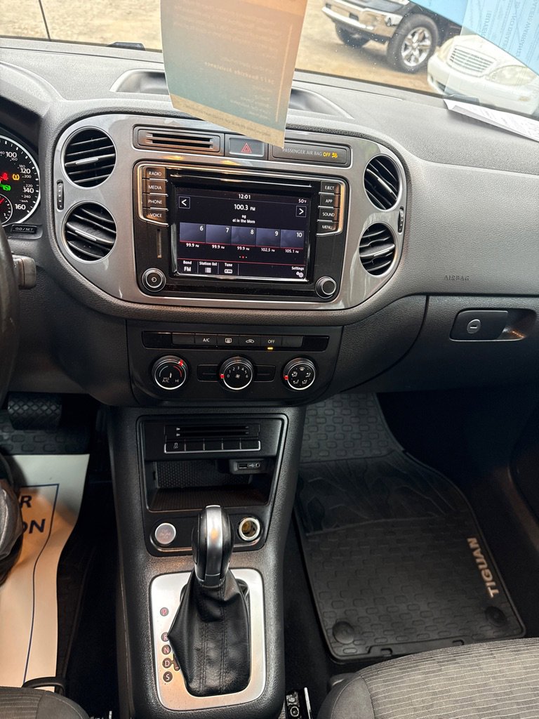 Used 2017 Volkswagen Tiguan Limited w/ Premium Package image 16