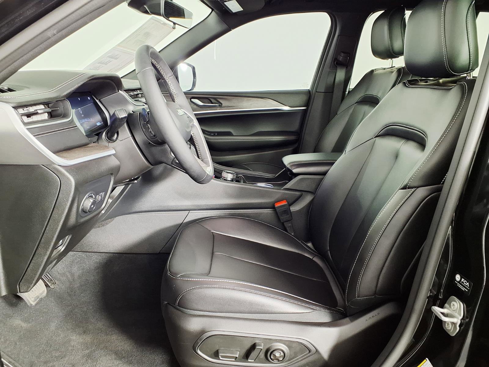 Used 2025 Jeep Grand Cherokee Limited w/ Black Appearance Package image 17