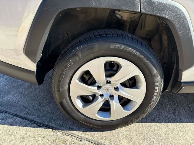 Used 2022 Toyota RAV4 LE image 11