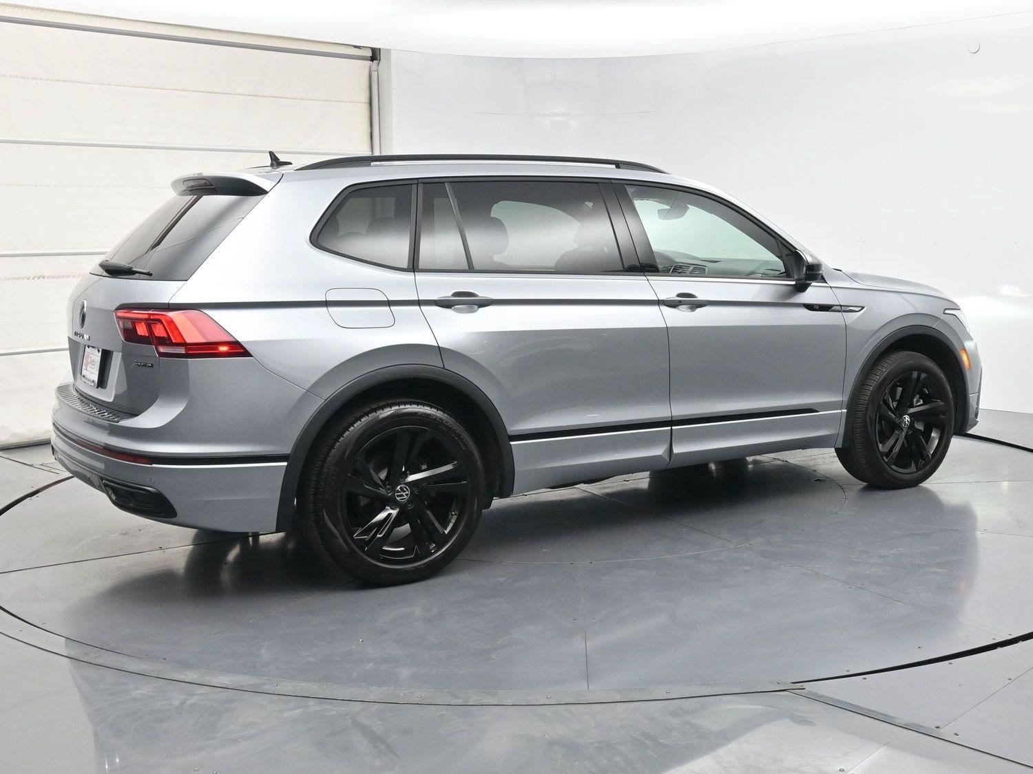 Used 2024 Volkswagen Tiguan SE R-Line AWD/4WD image 25