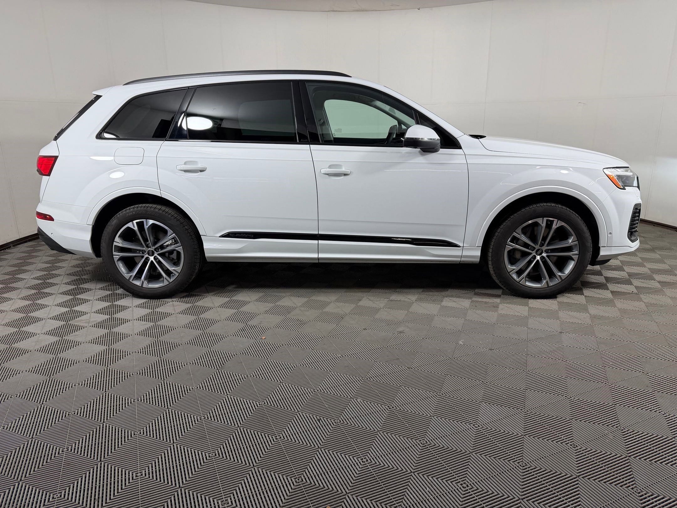 Used 2025 Audi Q7 2.0T Premium w/ Convenience Plus Package AWD/4WD image 8