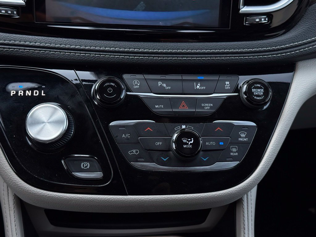 Used 2023 Chrysler Pacifica Limited FWD image 41