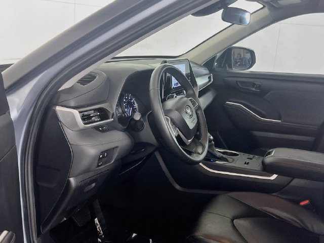 Used 2024 Toyota Highlander LE FWD image 16