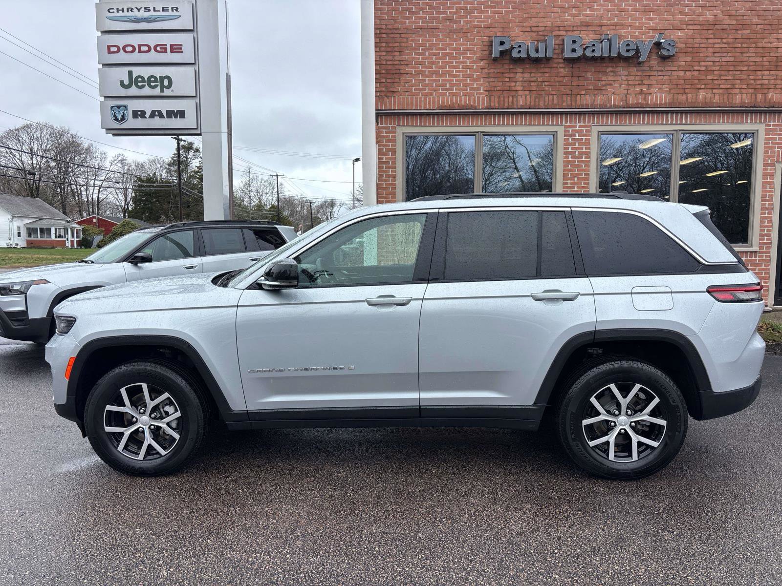 Used 2024 Jeep Grand Cherokee Limited image 3